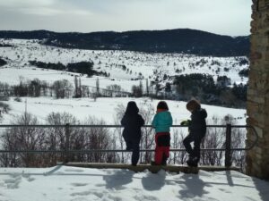Casa rural amb raquetes de neu i trineu